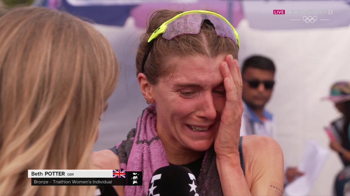 "Don't let anyone tell you you're too old." ❤️ An emotional Beth Potter speaks to Rachel Stringer after winning bronze 🥉👏