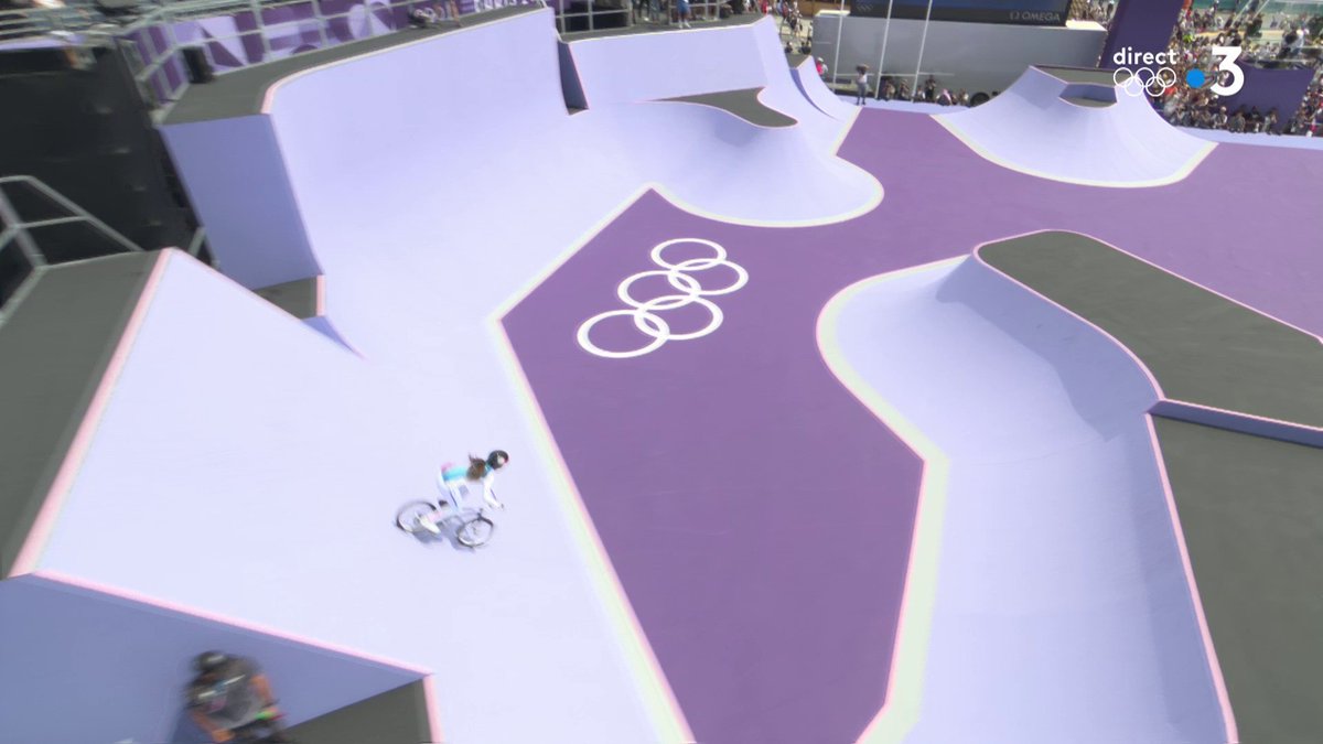#Paris2024 | OH NON LA CHUTE DE LAURY PEREZ DANS LA FINALE DE BMX FREESTYLE 😭 Heureusement, la Française pourra compter sur son 2e run 🇫🇷 📺 Suivez la finale en direct :