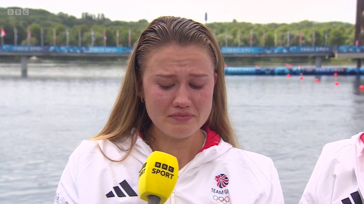 Months before he died of cancer, Don Anderson gave his daughter, Lola, a note. It was a diary entry Lola had thrown away as a child which said her dream was to win Olympic rowing gold. Her dad had kept it. She's got her gold medal ❤️ #BBCOlympics #Olympics #Paris2024