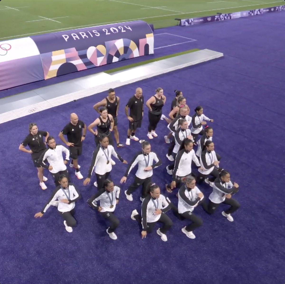 ELECTRIC. ⚡️ New Zealand women’s rugby sevens performed the Haka after winning gold. #ParisOlympics