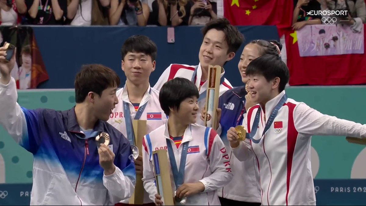 Un selfie storico🤳 Sul podio del tennis tavolo gli atleti di Corea del Nord e Corea del Sud si scattano un selfie dal significato molto forte 🇰🇵🇰🇷 #Olympics #HomeOfTheOlympics #Olimpiadi #Parigi2024 #Paris2024