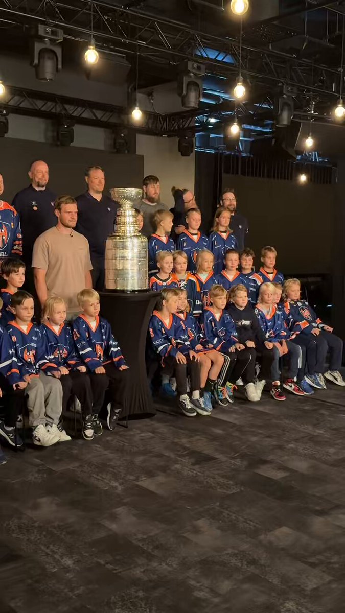 Aleksander Barkov ja Stanley Cup ovat saapuneet Nokia Arenaan 🏆 Sashan toiveesta ensimmäisenä ohjelmassa yhteiskuvat jokaisen Tapparan juniorijoukkueen kanssa 💙🧡 #Tappara #NHLfi