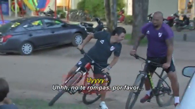 El muñeco Gallardo llegando a River el lunes después de ver los Juegos Olímpicos, creyendo que es El Maligno: