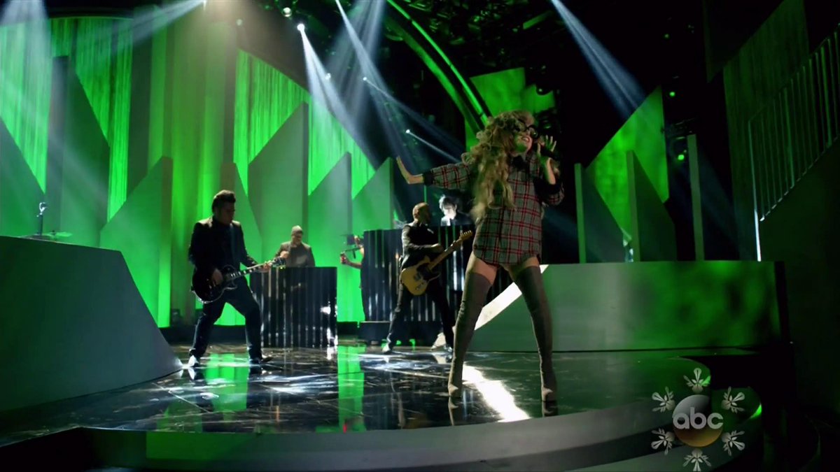 several blunts were smoked before this performance and she still managed to give VOCALS.