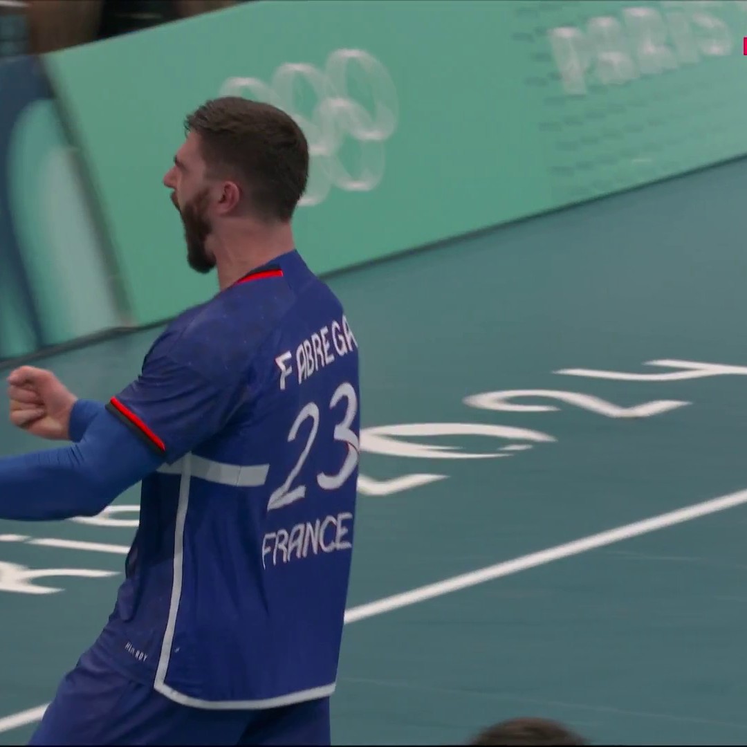 OH L'ÉGALISATION À LA DERNIÈRE SECONDE 🤯 Les Bleus du handball arrachent le match nul face à l'Égypte dans les derniers instants grâce à Ludovic Fabregas (26-26) ! Suivez les Jeux de #Paris2024 en intégralité sur Eurosport via Max