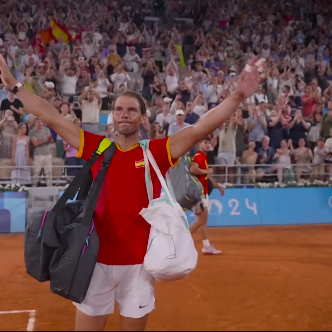 🥺 Oh cette image : très ému, Rafael Nadal quitte le court Philippe Chatrier après son élimination en double (La main sur l'épaule d'Alcaraz...) Suivez les Jeux de #Paris2024 en intégralité sur Eurosport via Max
