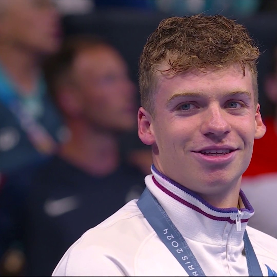 🇫🇷 On ne s’en lassera jamais. La MARSEILLAISE résonne une nouvelle fois à La Défense Arena pour LÉON MARCHAND. TRIPLE-CHAMPION OLYMPIQUE purée. UNE LÉGENDE.🥇🥇🥇 (Eurosport) #Paris2024 #AlerteMédaille