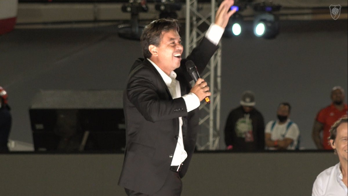 Escuchen cómo grita "Yo te llevo adentro, de mi corazón".