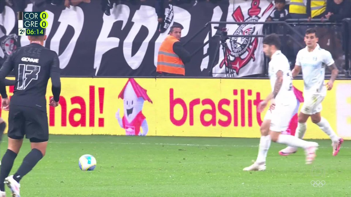 Esta patada de Raniele, volante de Corinthians, no era para roja. Era para preventiva.