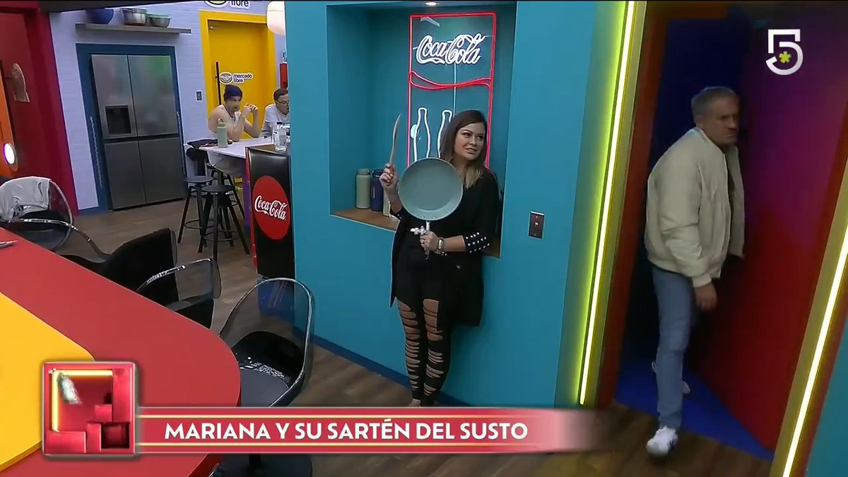 ¡#MarianaEchevería y su sartén del susto! 🤣🤣🤣 #LaCasaDeLosFamososMX