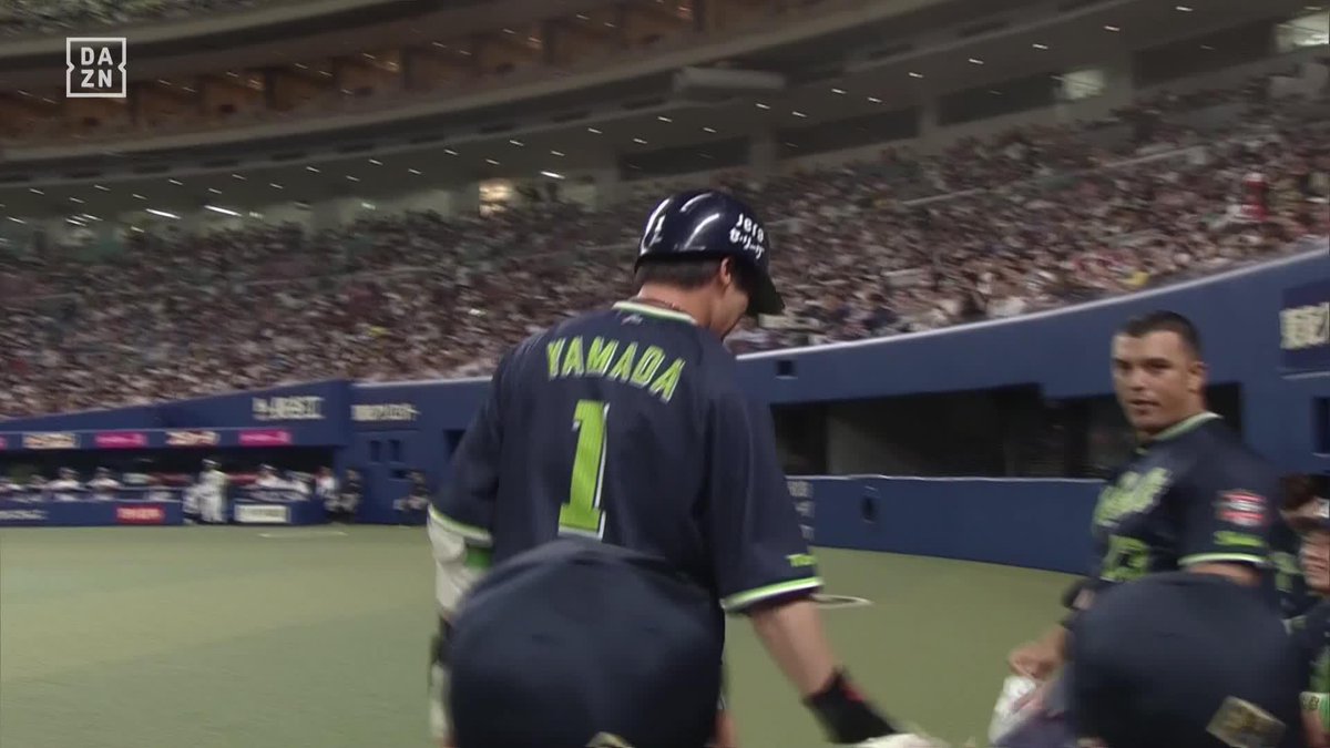 ／ 美しいフォロースルー、そして弾道 ＼ ファンの待つレフトスタンドへ #山田哲人 先制ホームラン ⚾プロ野球(2024/8/1) 🆚中日×ヤクルト 📱Live on DAZN #DAZNプロ野球 #swallows