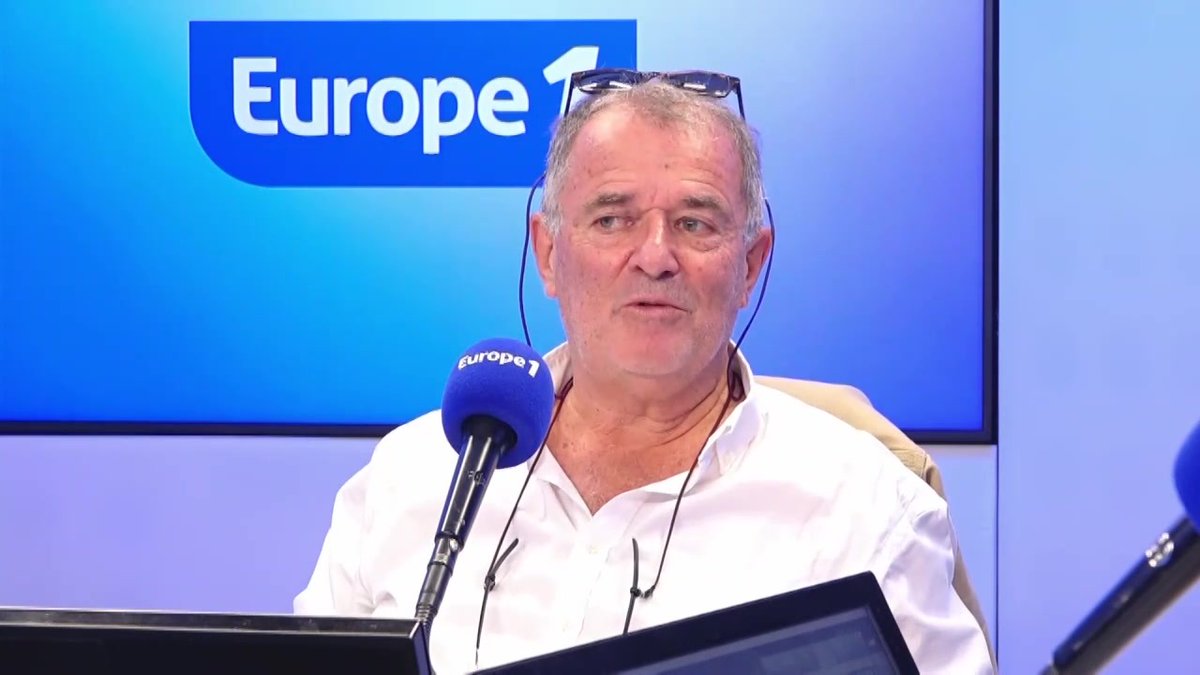 "Le président derrière son bureau à l'Élysée on s'en fou, alors que sur un jet-ski avec maman accrochée dans son dos ça intéresse les lecteurs" déclare le photographe Pascal Rostain #Europe1EtVous #Europe1