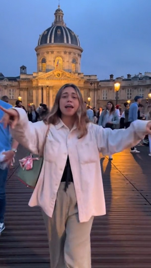 Sur les réseaux sociaux, le pont des Arts devient “le pont d’Aya” Nakamura. Des fans s'amusent à reproduire la performance de la chanteuse lors de la cérémonie