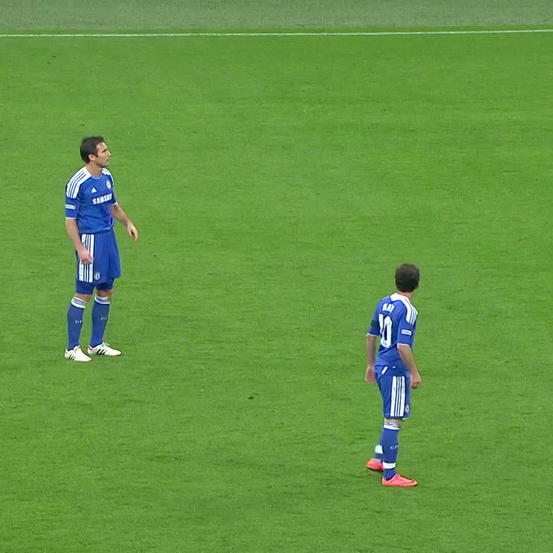 Paul Scholes never scored a free-kick in his career while Lampard was doing this