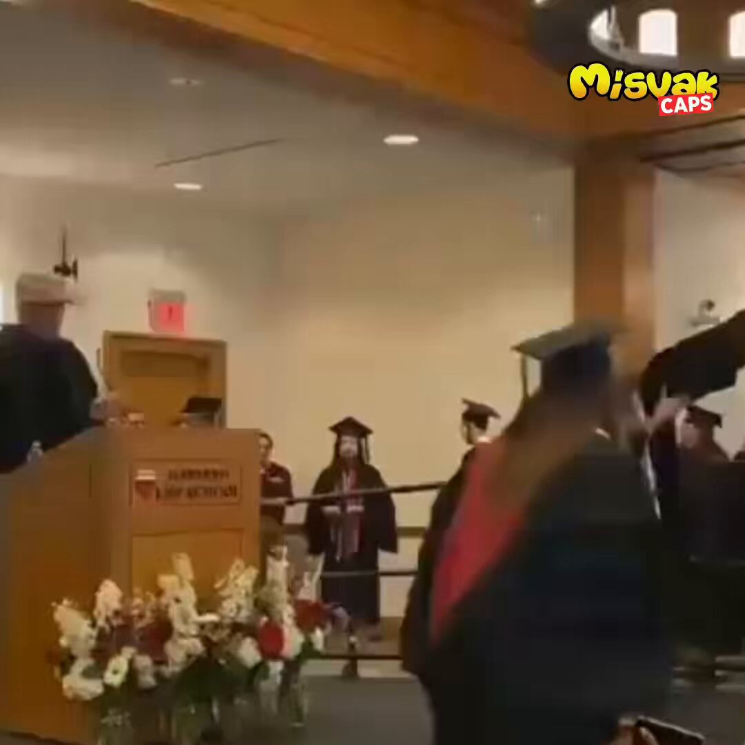 Harvard Üniversitesinde bir mezuniyet törenininde mezun olan öğrenciler Filistin’e destek amacıyla pankartlar açtı. Biz de de mezun olan öğrenciler kızlı erkekli WC için pankart açıyor. Yazık !