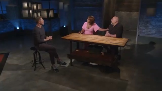 "I'm a very good eater and I've got LOTS of opinions!" Gayle King teams up with @DuffGoldman to knock Bobby Flay down a peg! #BeatBobbyFlay > TONIGHT @ 9|8c! 🥊