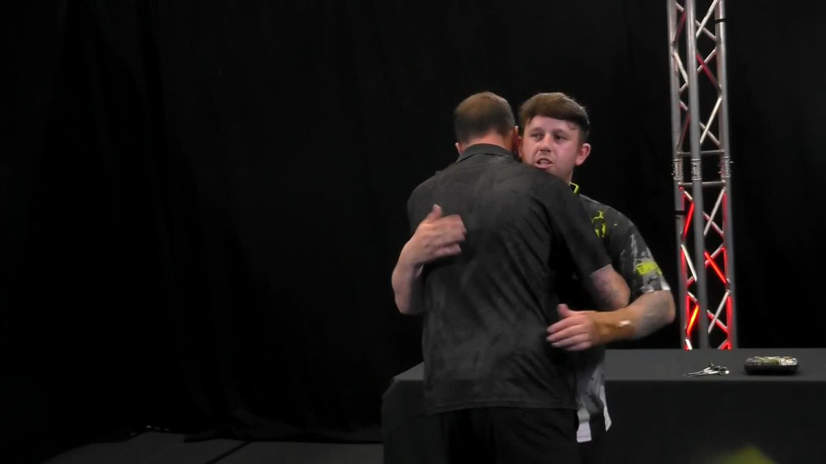 SMITH FENDS OFF RYDZ! 🤝 That was a quality contest! Ross Smith lands a ton-topping average to overcome an impressive Callan Rydz, who fired in SEVEN 180s in defeat! The former European Champ is through to the last 16! 📺 #PC16