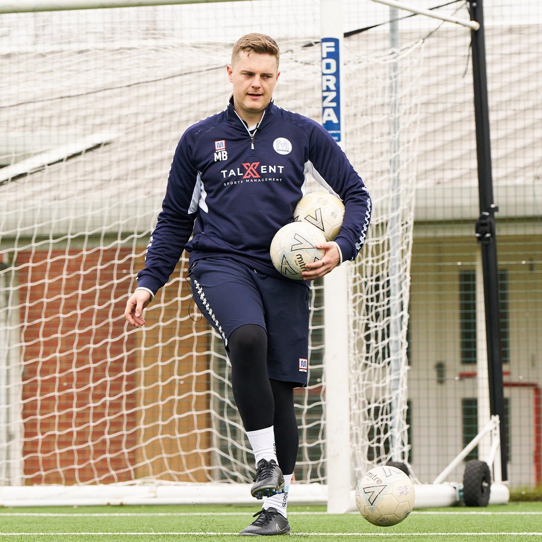 New one-to-one goalkeeping coaching content 🚨 @PSA_Pro’s Mathew Botten works with a youth development phase goalkeeper to develop their ability to stop angled shots... 🧤⚽️