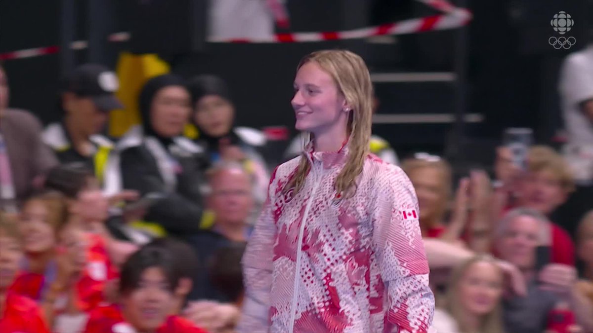 Golden hour 🥇 Summer McIntosh receives her gold medal for the women's 200m butterfly 🙌 #TeamCanada | #Paris2024 | Radio-Canada Sports