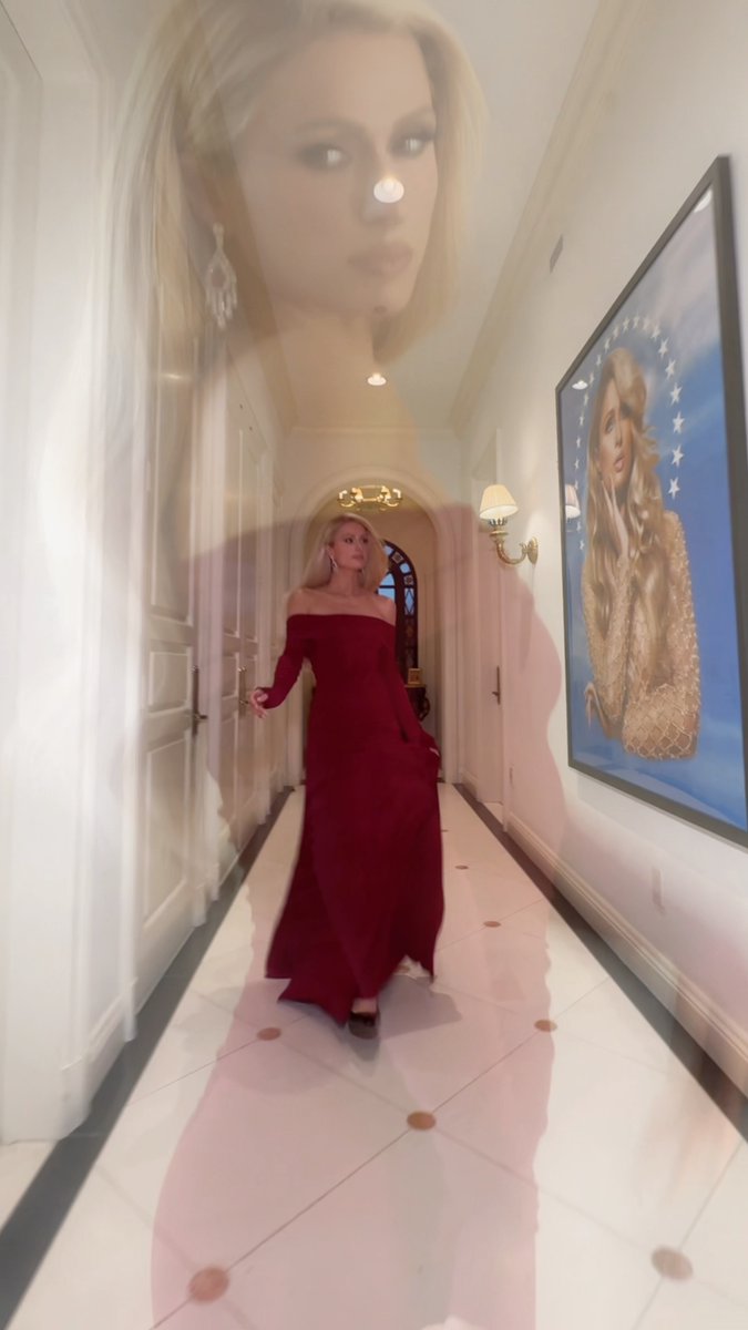 Hallways are meant for strutting 💅🏻 #ThatsHot