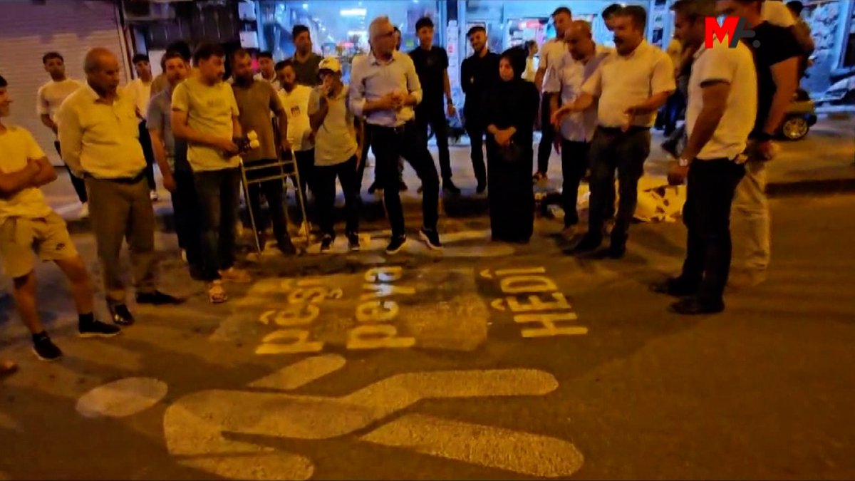 🚸DEM Partili Dargeçit Belediyesi, silinen Kürtçe uyarı ikonlarını tekrar yazdı. 🗣️DEM Parti Dargeçit İlçe Eş Başkanı Abdurrahim Aslan: ➖“Tahammül etmediler sildiler, bizde bir daha yazdık. ➖Onlar bir daha silerlerse biz bir daha yazacağız.”