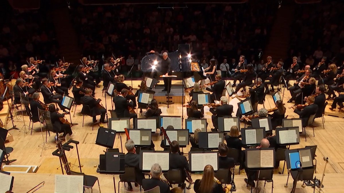 A very happy birthday to our good friend Alice Sara Ott today!🎂 Here we are performing Liszt's Totentanz last season with Sir Antonio Pappano! We can't wait to see you again in April!