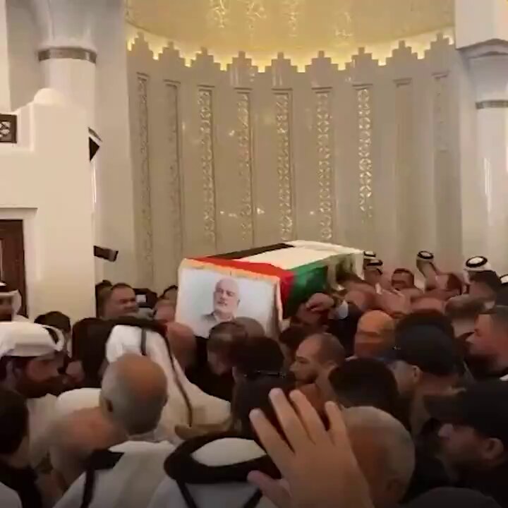 İSLAM DÜNYASI HANİYE'Yİ UĞURLUYOR... Uğradığı suikast sonucu şehit edilen Hamas Lideri İsmail Haniye, Katar'da tekbirler ile son yolculuğuna uğurlanıyor.