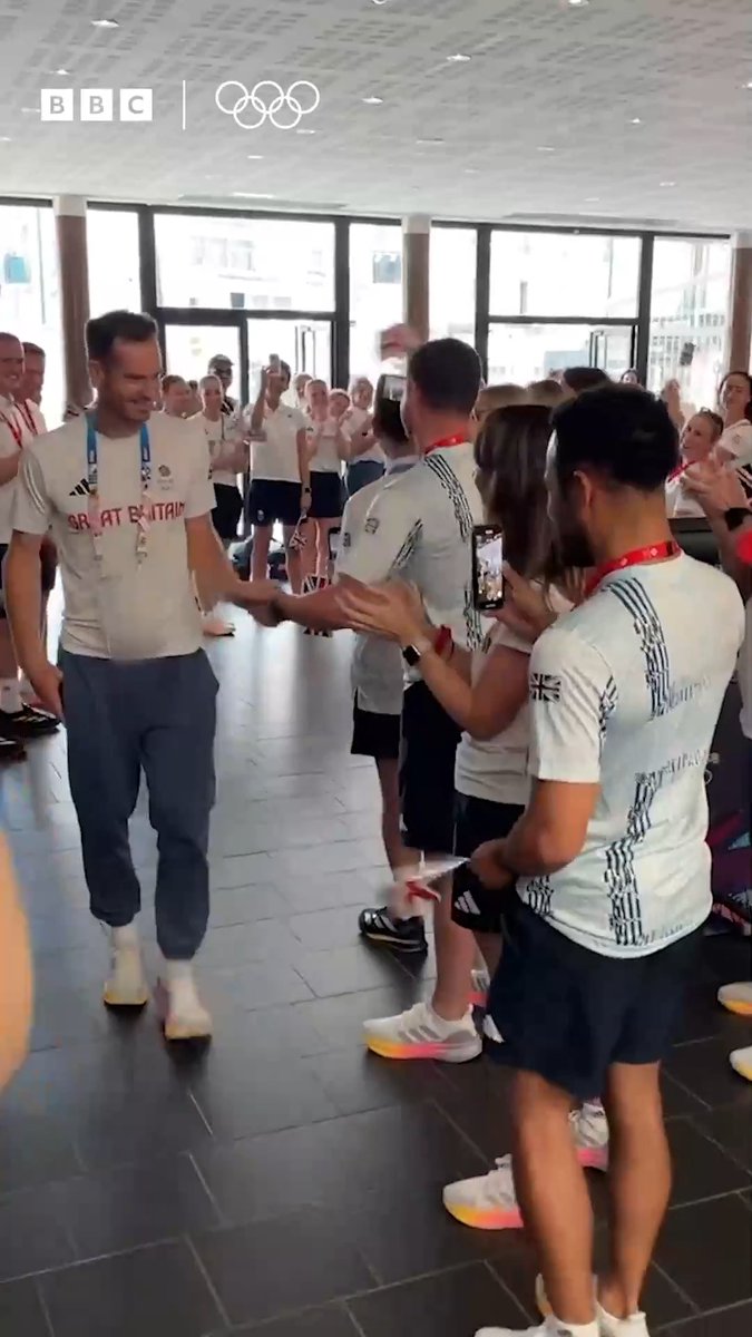 A very warm welcome for a very special person. ❤️ Andy Murray received a guard of honour from Team GB as he arrived back. 🤝 #Paris2024 #BBCOlympics