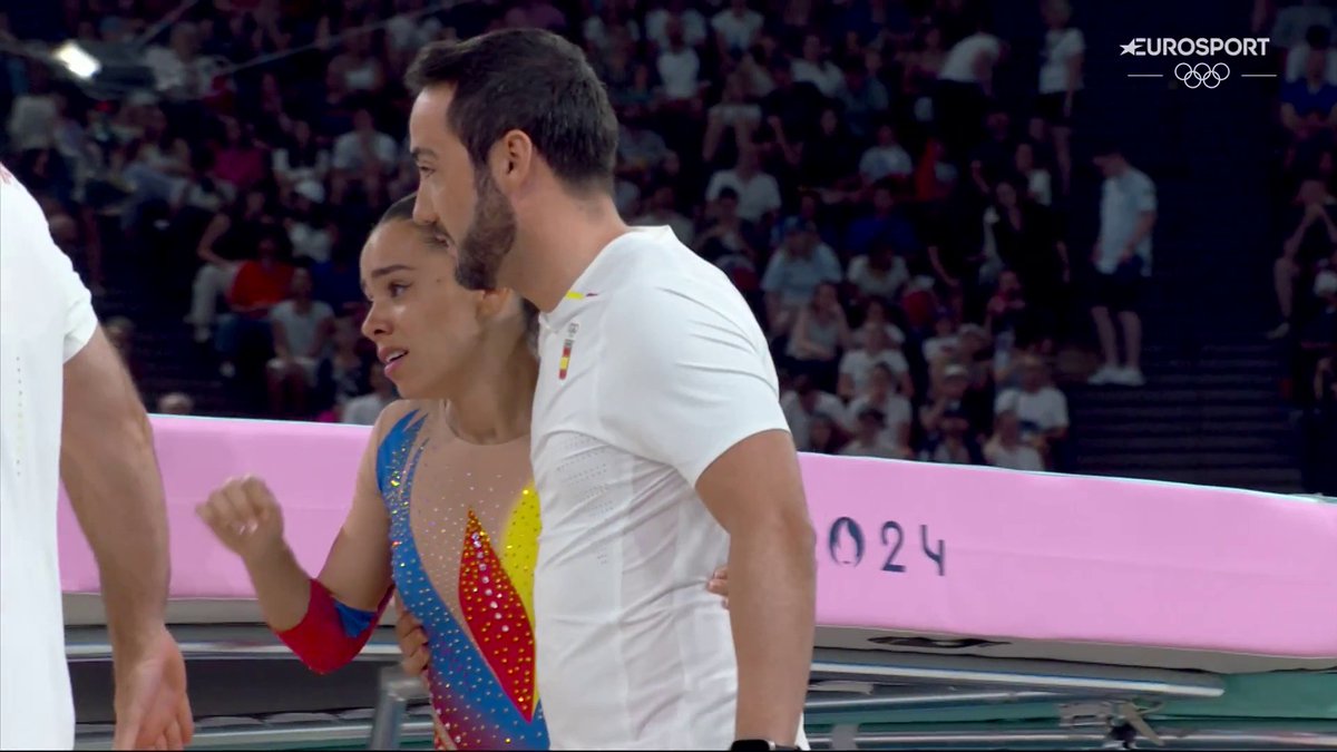 Noemí Romero. Desolada tras no poder acabar el primer ejercicio en el histórico debut español en la gimnasia en trampolín. En el segundo intento se levanta y lo borda. Su sonrisa y sus lágrimas lo dicen todo. Primera reserva para la final ❤️
