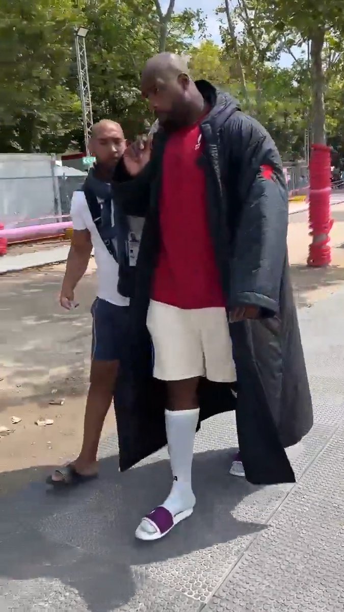 La parka de Teddy Riner tu la prends aux fêtes de Bayonne tu dors à 12 dedans. #Paris2024🇫🇷