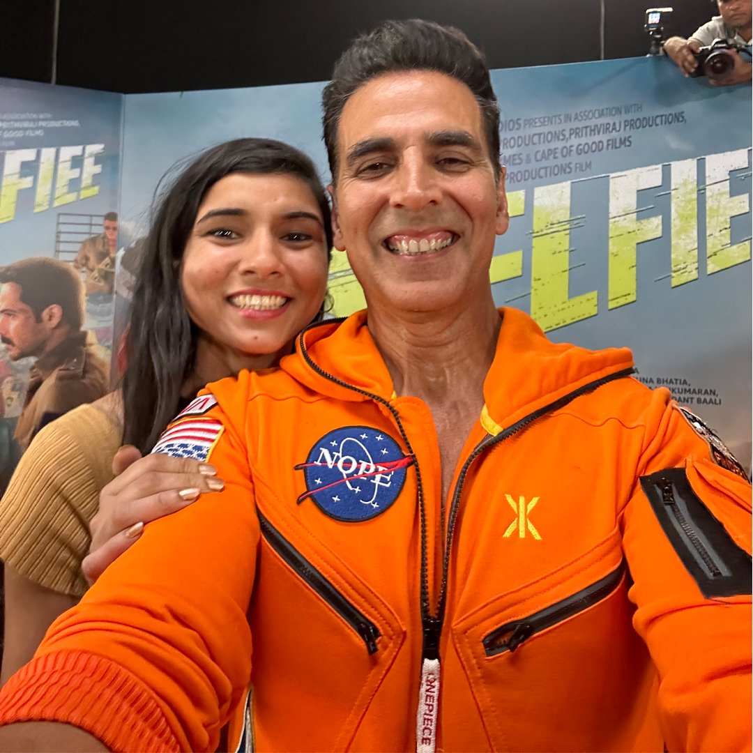 Film star Akshay Kumar took the most selfies in three minutes 🤳