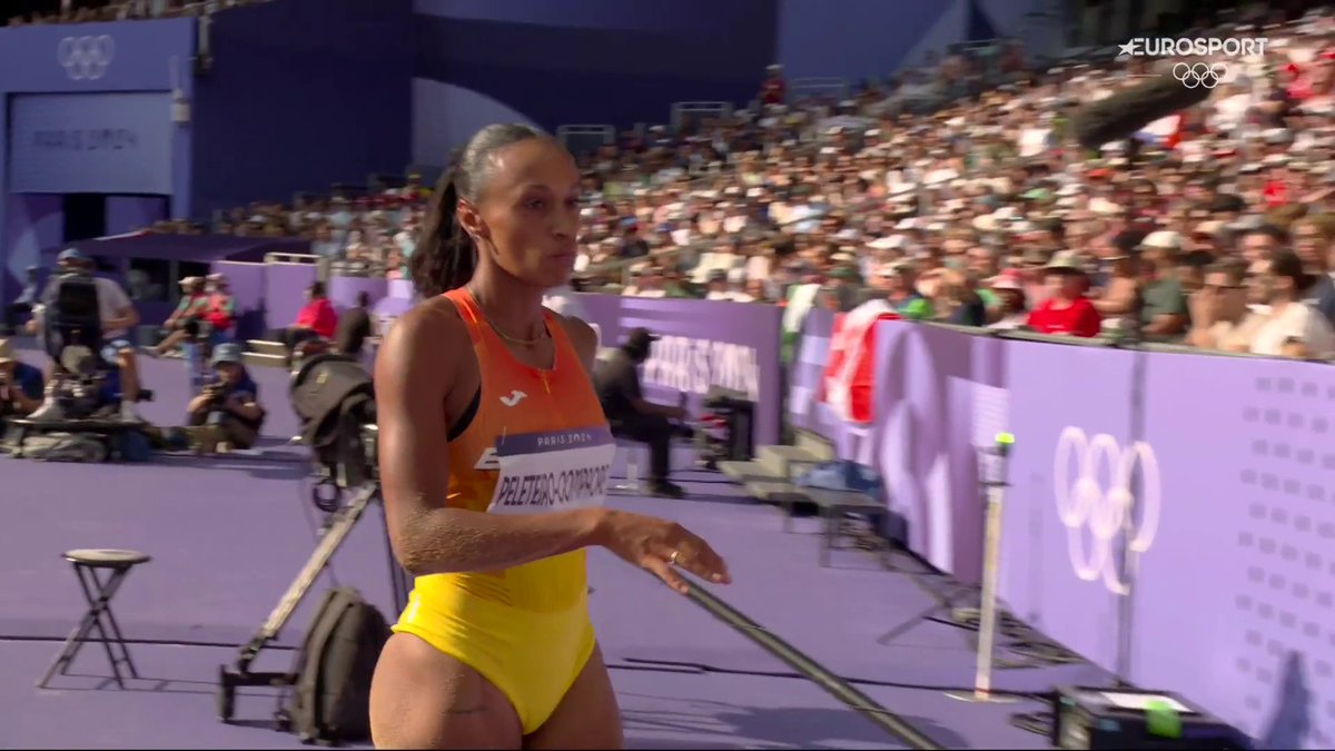 El grito. La mirada del tigre. El ritual. Y el salto. Le ha bastado un intento para meterse en la final donde buscará el oro. Todo es puro show en Ana Peleteiro.