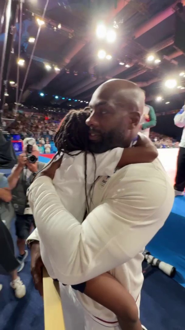 🎥 Quand la fille de Teddy Riner, accompagnée par Emmanuel Macron, rejoint son père après le podium Suivez les Jeux de #Paris2024 sur Eurosport avec Max, Canal+ et nos partenaires de distribution