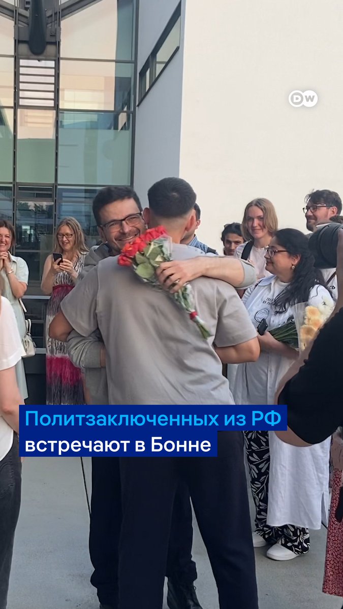 "Спасибо, что живой". Илья Яшин вышел к собравшимся сторонникам у здания DW в Бонне. По словам людей, ради этого события они приехали из разных городов Германии. Вот как встретили освобожденного политика