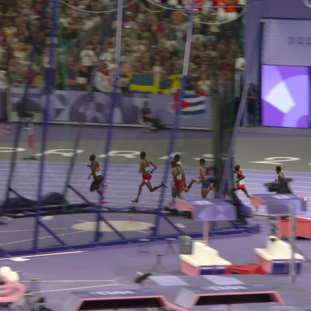 Look at this run by Joshua Cheptegei 👇 He wins his first gold medal in the 10 000m and his third overall Olympics medal 👏 #Paris2024 | #CloserToYourChampions