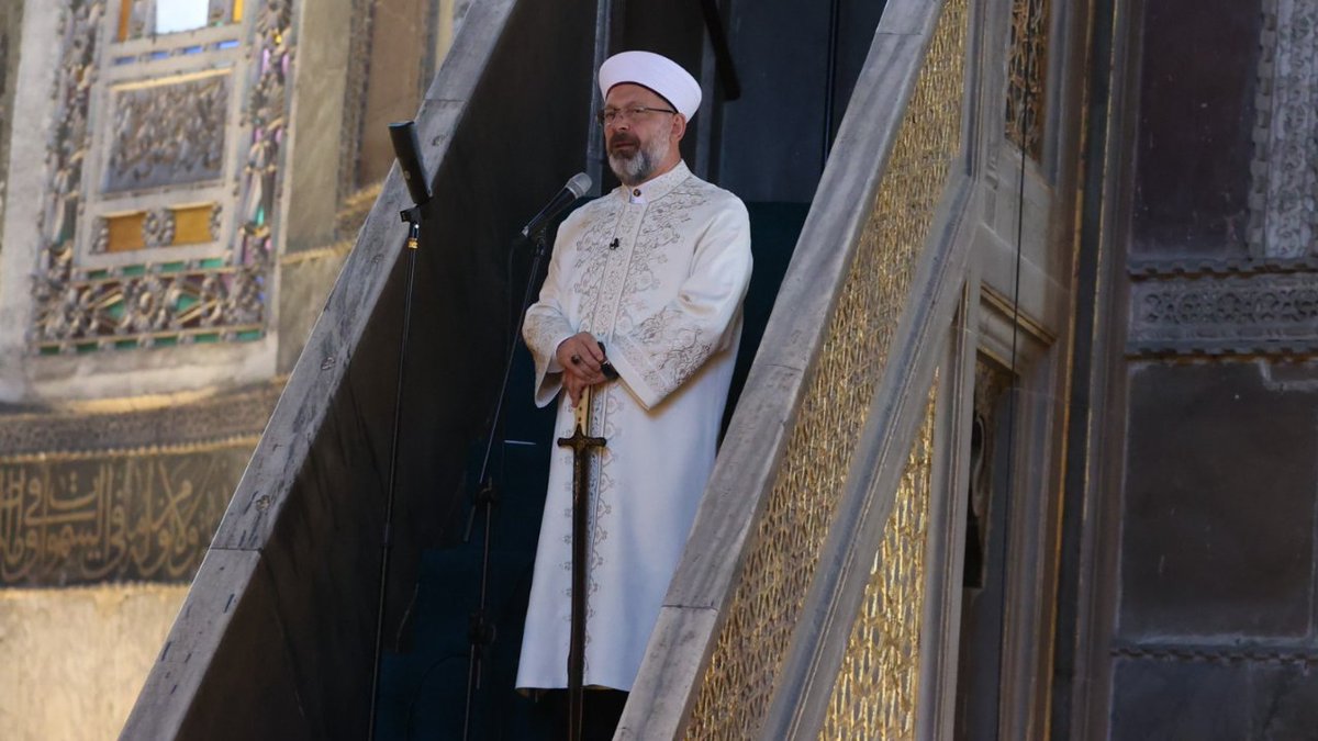 أيها المسلمون! ويا أفراد العالم الإسلامي! لنتخلص من الفتنة والانقسام. ولا ننقسم أو نتفرق بدعوى أننا مختلفون ولا نجعل ذلك ذريعة للقتال والتخاصم مع بعضنا البعض. ولنحذر أن نقع في فخ الإمبرياليين وننخدع لألاعيبهم. فلنعمل على الوحدة والتضامن. ولندرك قوتنا الخفية.