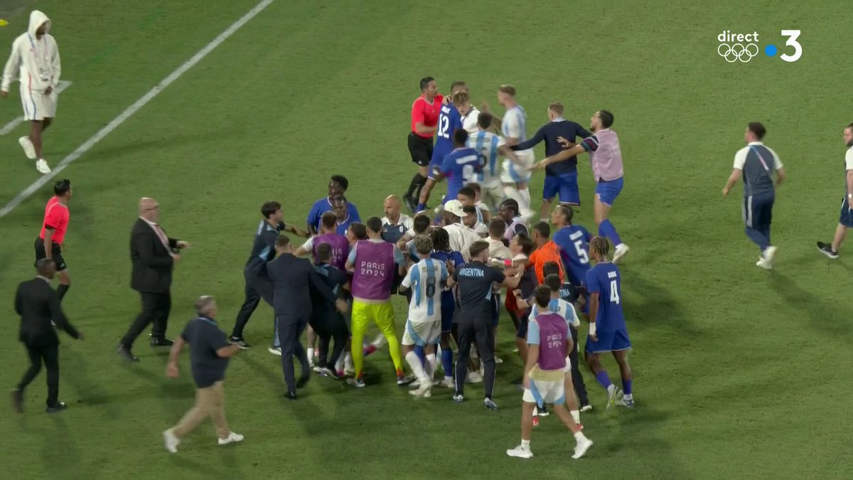 Y A DU MMA AU FOOT LÀ JE RÉPÈTE DU MMA AU FOOT MDRRRR