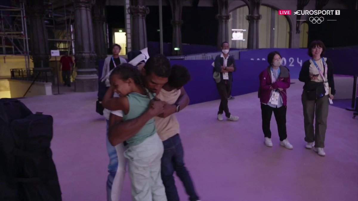 📺 "Je vais faire en sorte que papa me remarque et je vais crier plus fort que tout" 💖 #MPO a suivi la famille et les enfants de Yannick Borel (et c'est beaucoup trop mignon 💘 🥹) Mon Paris Olympique, c'est tous les soirs pendant les Jeux de #Paris2024 sur Eurosport