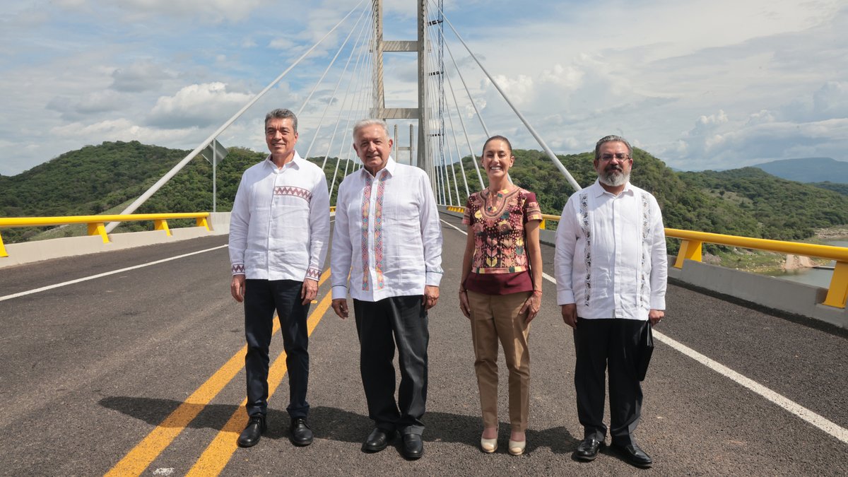 Hoy inauguramos el puente de La Concordia de la presa La Angostura en Chiapas. Nos acompañó la virtual presidenta electa, Claudia Sheinbaum Pardo. Con esta obra y otra más que está en proceso, de la frontera con Guatemala a Tuxtla se ahorrarán dos horas de camino. El desarrollo y el bienestar son la mejor medicina ante la violencia. El mal se combate haciendo el bien.