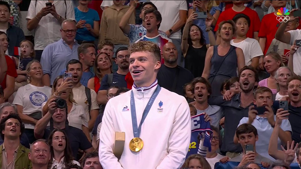 The ENTIRE arena sings the French national anthem after Leon Marchand receives his fourth Olympic gold. 🇫🇷 📺 #ParisOlympics on NBC and Peacock