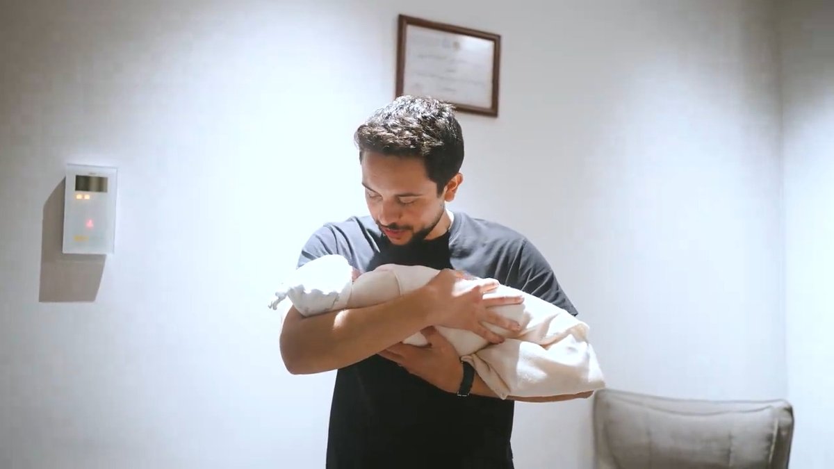 سمو الأمير الحسين بن عبدالله الثاني، ولي العهد، يؤذن في أذن مولودته، سمو الأميرة إيمان بنت الحسين، اقتداء بسنة رسول الله، صلى الله عليه وسلم #الأردن #نبارك_للحسين