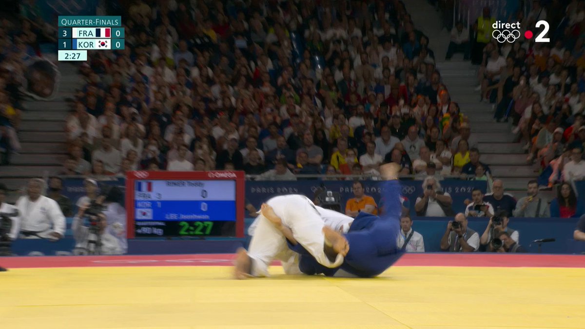 🇰🇷🇫🇷 Insolite : La Corée du Sud a décidé d’envoyer face au titan Teddy Riner un judoka ayant 60 kg de moins que le quadruple champion olympique, qui s'impose logiquement par ippon et qualifie ainsi les Bleus pour la demi-finale. 🥋 #Paris2024