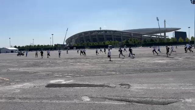 Olimpiyat stadyumu çevresinde karşılaşan Galatasaray ve Beşiktaşlı taraftarlar arasında olaylar çıktı.