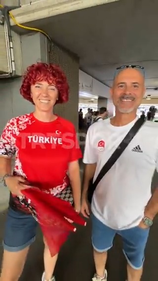 Fenerbahçeli olmayanlar: “Kendi yetiştirmedikleri oyunculara sahip çıkıp kendilerine spor kulübü dedirtiyorlar.” Millî atletimiz Ersu Şaşma’nın ailesi: “Burada olmamızı sağlayan atletizm federasyonu ve Fenerbahçe’ye teşekkür ederiz.”