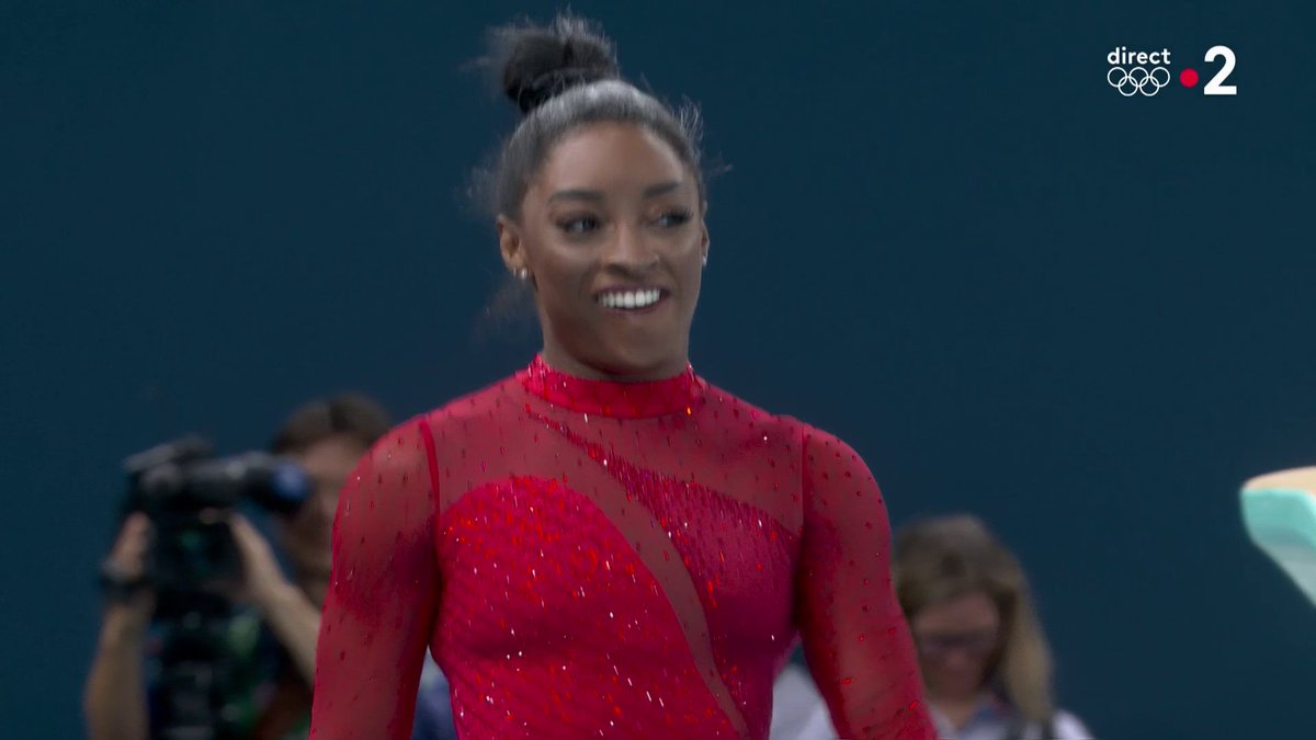 #Paris2024 | 🔥🇺🇸 Encore une incroyable performance de la reine Simone Biles ! La gymnaste américaine est bien partie pour aller décrocher son 3e titre olympique dans ces JO. 🥇 📺 Les JO sont à suivre en direct ici :