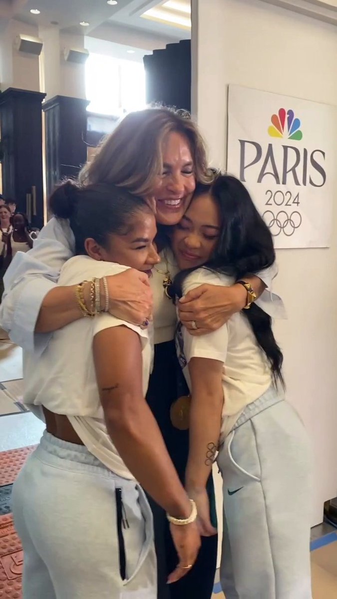 Even gold medal champions are Mariska Hargitay fangirls. #ParisOlympics