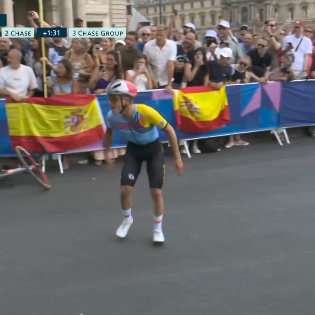 WHAT👏A👏FINISH👏 Remco Evenepoel has to change bikes inside 4km to go and STILL WINS GOLD! #ParisOlympics