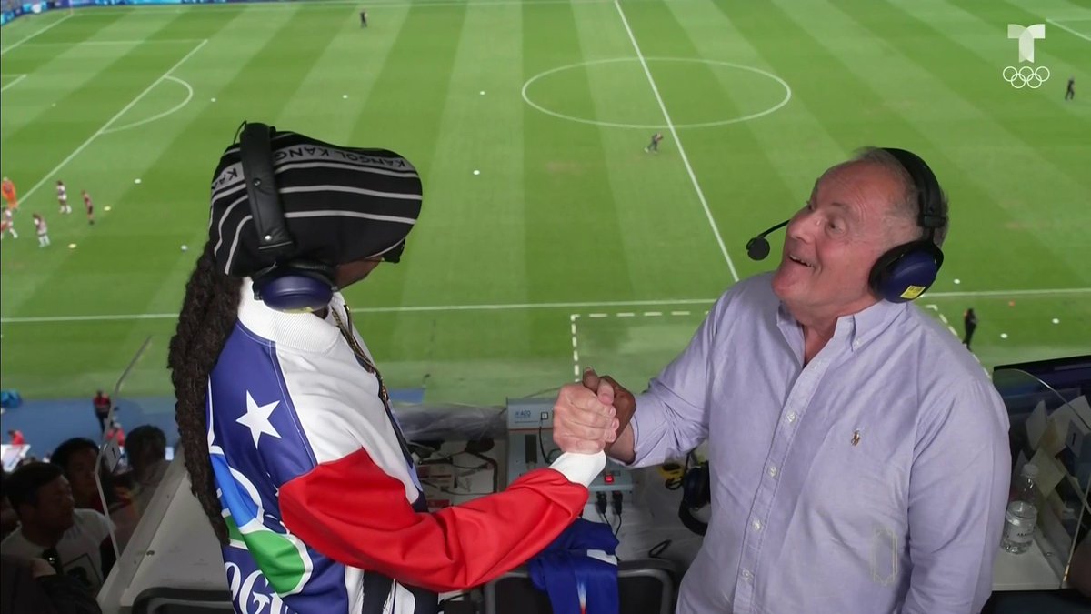 This is amazing 🤣…..Snoop really out there doing everything at the Olympics….check him out meeting the Telemundo Deportes Gooooooooooal guy ANDRES CANTOR