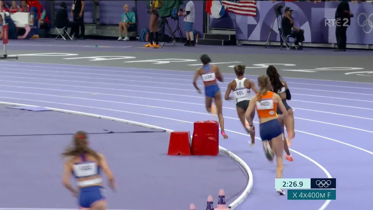 WHAT. A. FINISH! Femke Bol produces an incredible comeback on the final leg as the Netherlands pip the USA to gold in the mixed 400m relay. 🇳🇱 #Athletics 📺 Watch 📱Updates