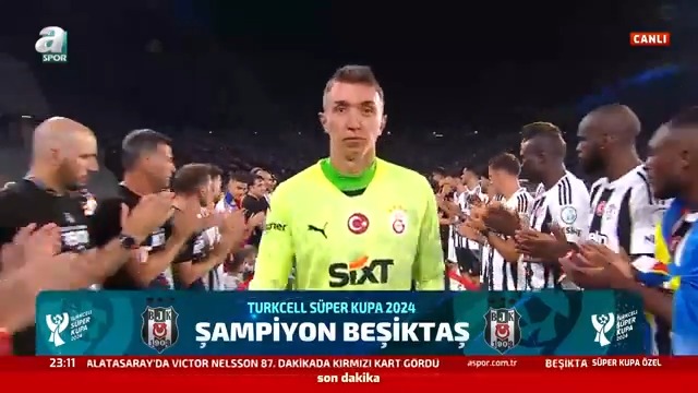 Beşiktaşlı futbolcular, Galatasaraylı futbolcuları alkışladı.